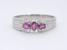 Anello in platino con diamanti e zaffiro rosa