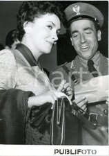 1953 ROMA Elezioni politiche - Gina LOLLOBRIGIDA alle urne con un poliziotto