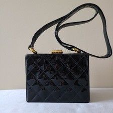 Chanel Vintage custodia rigida nera vernice pelle oro ferramenta