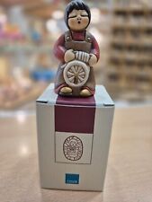 THUN S2242A82 Donna con arcolaio Presepe classico variante rossa