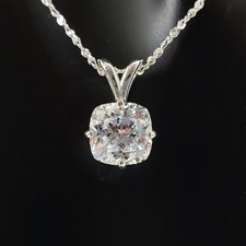 Raro ciondolo solitario