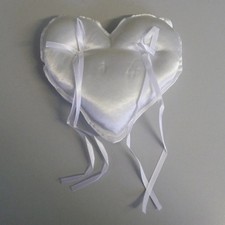 Cuscinetto per Fedi Cuore Raso Semplice 18x19cm Con Fiocco Satin Selbergestalten