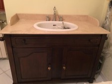 mobiletto bagno con lavabo e piano in marmo