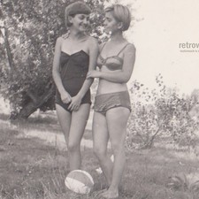Giovani donne in bikini in