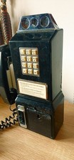 Telefono pubblico vintage da
