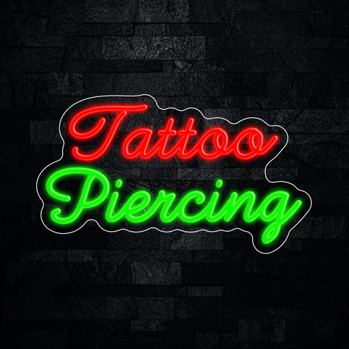 Piercing per tatuaggi insegna