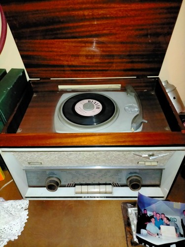 Radio con giradischi antica - radio,