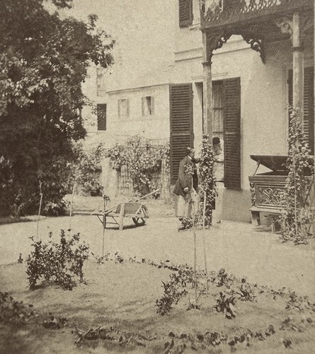 Uomo nel cortile - cortile, di