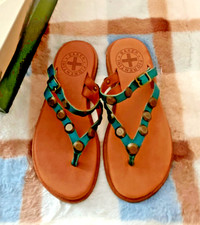 Sandali in pelle con borchie