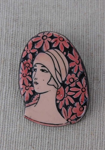 Spilla bachelite busto di - in,