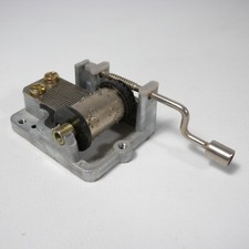 PICCOLO CARILLON MUSICALE A MANOVELLA IN METALLO VINTAGE V608