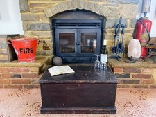 Vecchia cassapanca antica in pino, baule portaoggetti vintage in legno, scatola coperta, tavolino.