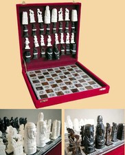 Scacchiera con pretoriani in osso di cammello e base in conchiglia  a mosaico 