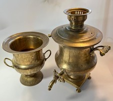 Antico samovar e urna russa in