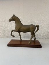 statua cavallo al trotto in