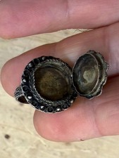 Raro e curiosissimo anello d'argento di fine '700 con porta-veleno_Area Sicilia