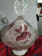 Alzata in cristallo di Boemia con disegni in rilievo e base di capodimonte.