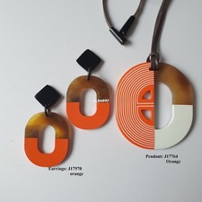 Set di orecchini e pendente