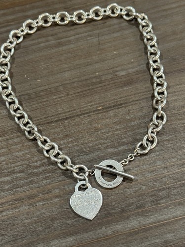 Collana con ciondolo targhetta