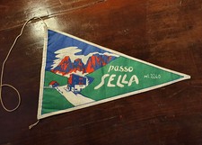 Bandierina vintage. Passo Sella Dolomiti Val Gardena. Sci Montagna Alpi. Vespa. 