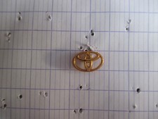 pin's petit  logo TOYOTA