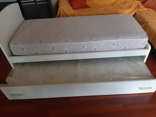 Letto singolo bianco con