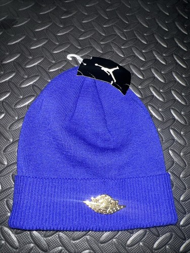 Cappello nuovo con etichette