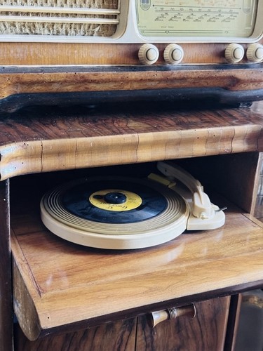 Mobile bar con radio - bar,