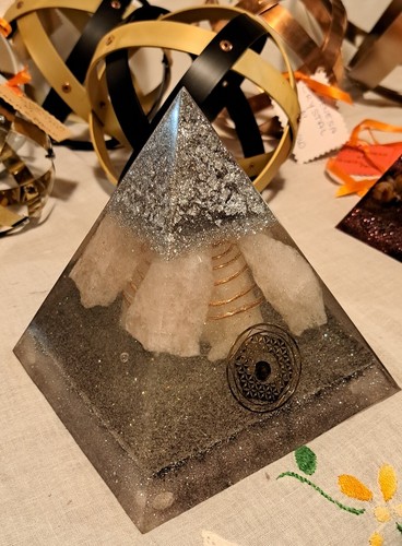 Piramide orgonite 15x15x18 - orgonite,