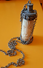 Collana etnica ciondolo pendente porta profumo essenze. Osso o resina incisa