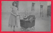 DONNA CON BAMBINO IN CARROZZELLA  - FOTO CARTOLINA