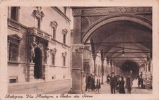 2477) CARTOLINA BOLOGNA VIA MAZZINI PORTICI SERVI ANIMATA VIAGGIATA