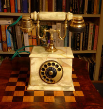 Antico telefono in marmo