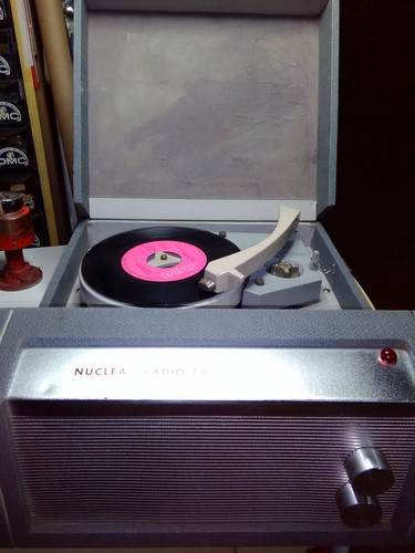 Fonovaligia nuclear radio - radio, tv