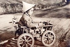 Cartolina - Bambino su carrozzina in legno - 1954