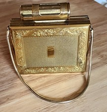 Portasigarette, rossetto e