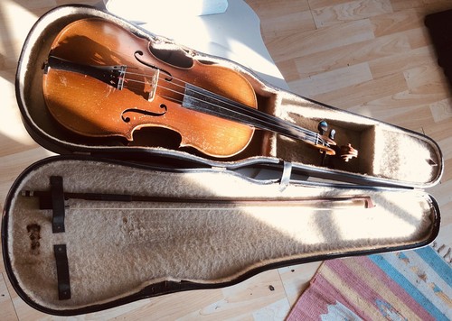 Antico violino con archetto - con, e