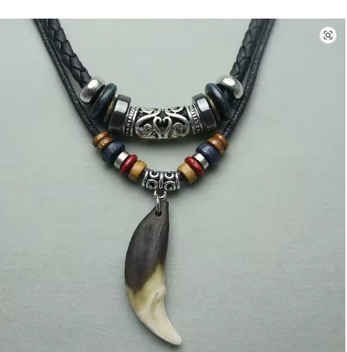 Collana con ciondolo dente - , di