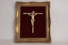 Cornice dorata / Cristo crocifisso / tessuto rosso / crocifissione / croce / FRA