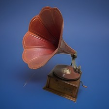 ? Antico grammofono Columbia con disco Pathe Actuelle rosso di Verdi