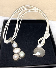 COLLANA LACCETTI CUOIO CON PENDENTE IN METALLO ARGENTATO E 4 PERLE SCARAMAZZE