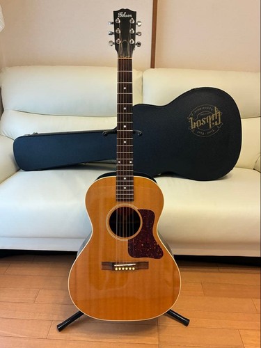 Chitarra acustica naturale