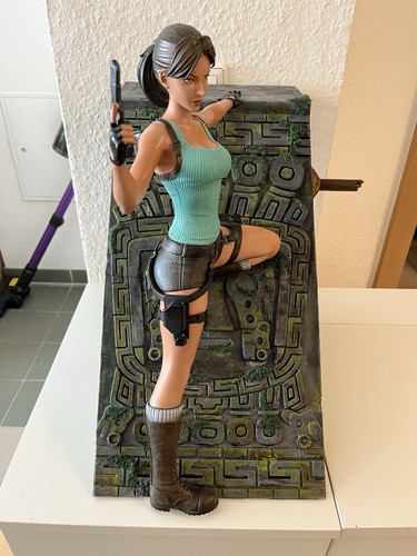 Statua tomb raider lara croft - tomb,