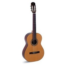 Admira Juanita Chitarra Classica 4/4 – Top Cedro, Sapelli, Gloss
