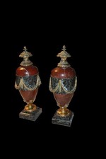 Coppia di grandi vasi in marmo