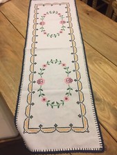 Runner ricamo a mano E Orlato Di Pizzo Ad Uncinetto Su Tessuto Di Raro Ramia