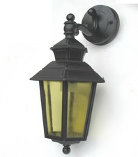 Applique illuminazione a muro da esterno in alluminio e vetro ambra. 10210