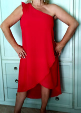 Abito rosso asimmetrico, Marca