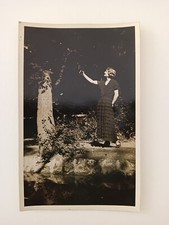 Moda francese anni 30 ritratto di donna con abito lungo nero Francia