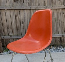 Sedia impilabile vintage Eames per Herman Miller arancione guscio fibra di vetro laterale